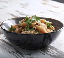 Afbeelding in Gallery-weergave laden, One-Pot Creamy Chicken Marsala Pasta
